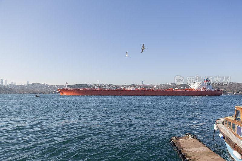 一艘工业船经过博斯普鲁斯海峡，靠近土耳其伊斯坦布尔rumelikavagi anadolukavagi beykoz